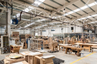 Dans une usine casablancaise de meubles en bois.