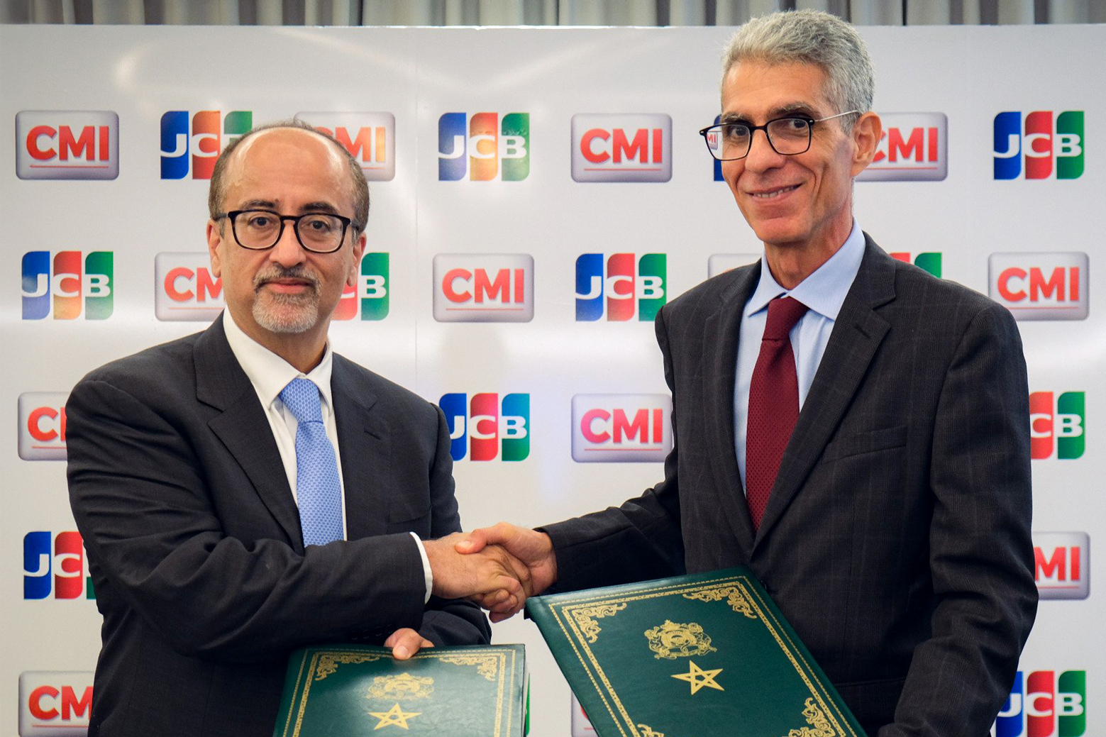 Obaid Bawany, directeur général de JCB International Dubaï et Rachid Saihi, directeur général du Centre monétique interbancaire (CMI).