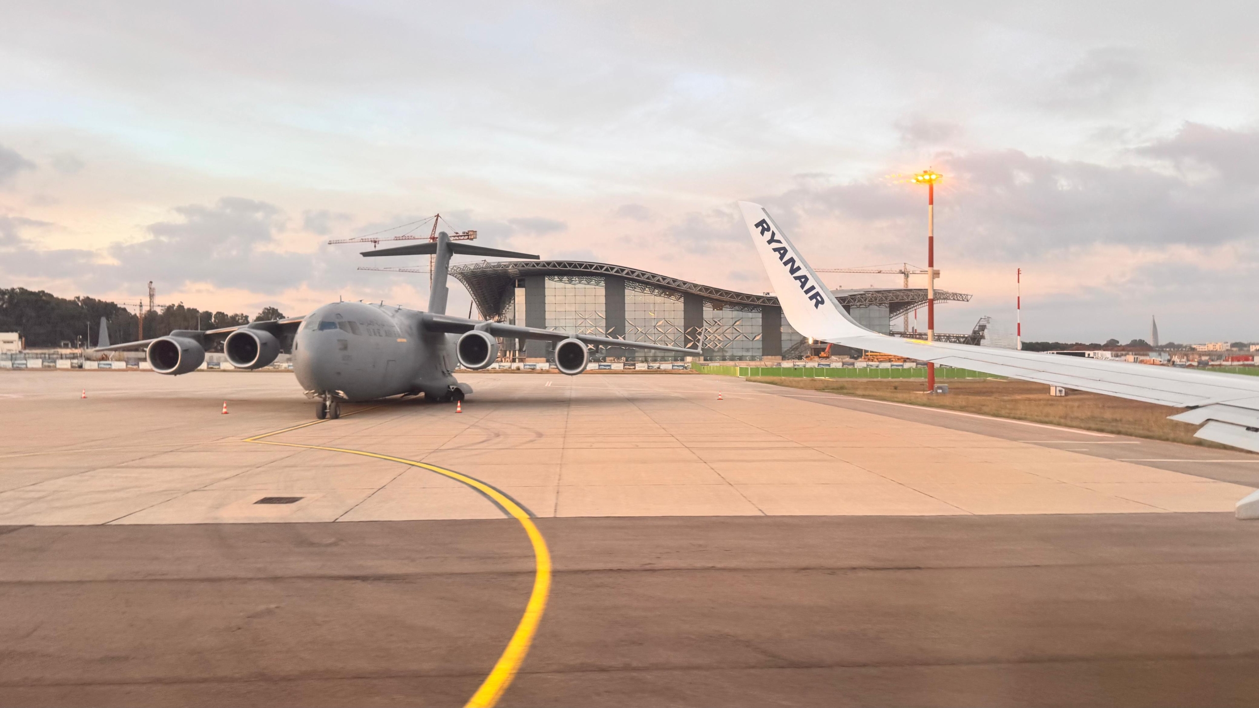Un C-17 des Forces aériennes et de défense aérienne des Émirats arabes unis stationné sur le tarmac de l’aéroport de Rabat-Salé le 25 septembre 2025. Crédit : Le Desk