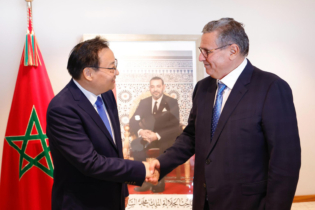 Le Chef du gouvernement, Aziz Akhannouch et Liang Yanshun, secrétaire du Parti communiste chinois dans la province d'Anhui, le 13 octobre 2025 à Rabat. Crédit : Chefferie du gouvernement