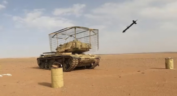 Un drone de conception israélienne SpyX percutant un blindé réformé des FAR dans la zone de Smara au Sahara. Crédit: Images BlueBird Aero Systems
