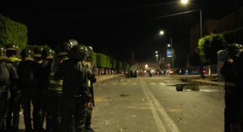 Dans le quartier de Sidi Youssef, à Marrakech, les forces de l'ordre sont bloquées par les manifestants. Soufiane Sbiti / Le Desk