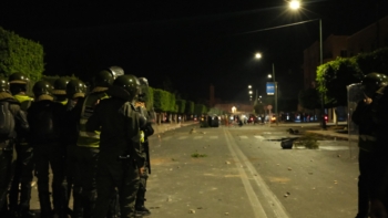 Dans le quartier de Sidi Youssef, à Marrakech, les forces de l'ordre sont bloquées par les manifestants. Soufiane Sbiti / Le Desk