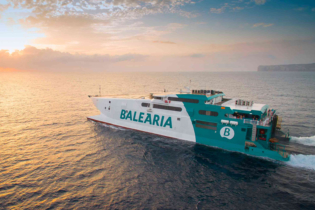 Un ferry reliant les ports de Tanger et de Tarifa, opéré par la compagnie maritime Balearia.