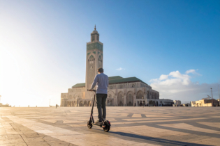 Un jeune homme en trottinette electrique à Casablanca