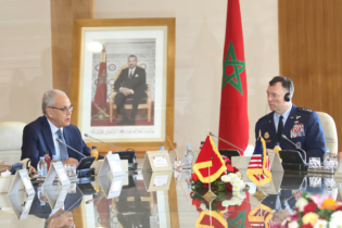 Abdeltif Loudyi, ministre délégué chargé de l’Administration de la défense nationale, et le commandant du Commandement américain pour l’Afrique, le général d’armée Dagvin Anderson, à Rabat, le 20 octobre 2025.