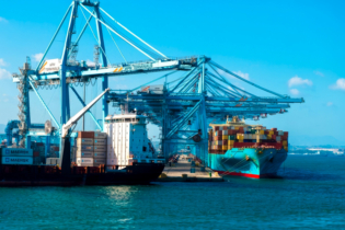 Lors du chargement d'un porte-conteneurs sur un terminal du port Tanger Med.