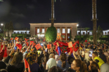 Des Marocains célèbrent devant le Parlement à Rabat, la résolution du Conseil de sécurité sur le Sahara.
