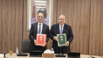 Mohamed Sdira, president du Conseil national de l'Ordre national des medecins dentistes, et Al-Amine Nejjar, president du directoire d'Al Barid Bank. Crédit : Al Barid Bank