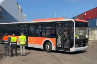 Lors de la réception de la deuxième tranche de nouveaux bus, destinée à la ville de Marrakech, au port de Casablanca. Crédit : DR