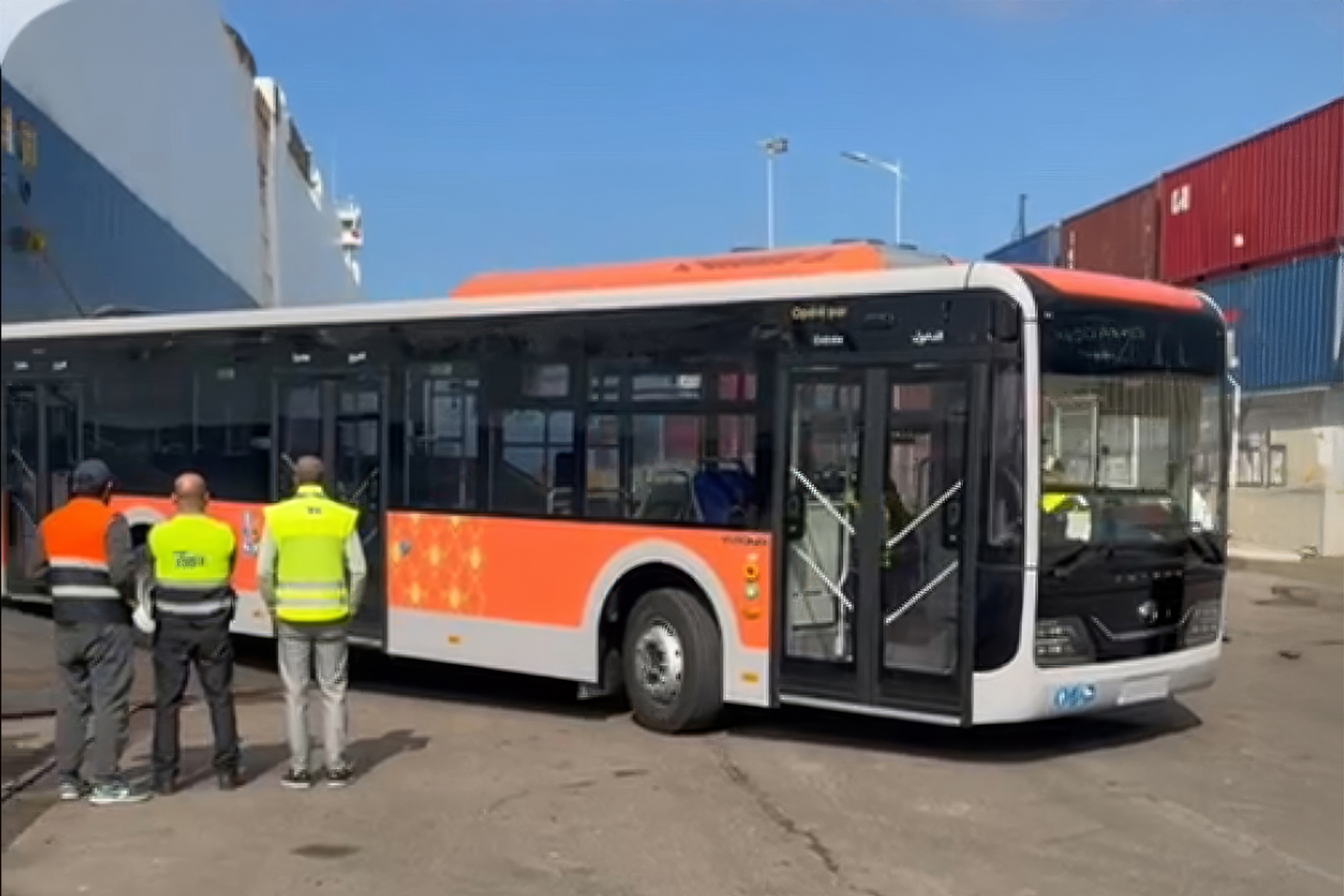 Lors de la réception de la deuxième tranche de nouveaux bus, destinée à la ville de Marrakech, au port de Casablanca. Crédit : DR