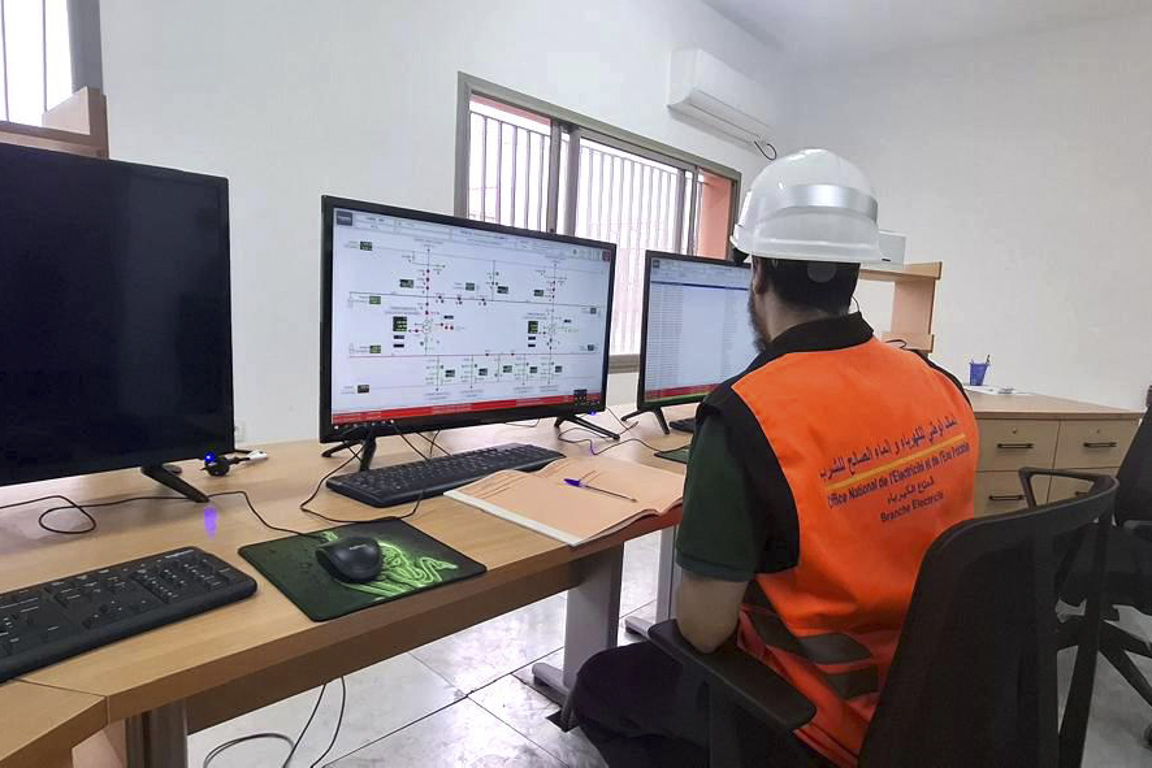 Dans la salle de contrôle du poste de transformation électrique Guelmim II.