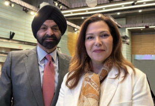 Neila Tazi en compagnie d’Ajay Banga, président du Groupe de la Banque mondiale. Crédit : DR