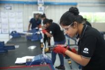 Des techniciens de Tata en formation.