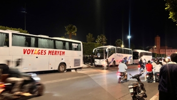 Des agents des forces de l'ordre ont été acheminées vers Sidi Youssef en autocar. Crédit : Le Desk