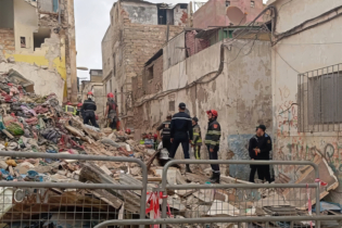 Des éléments de la Protection civile sur le lieu de l'effondrement d'une maison dans l'ancienne médina de Casablanca.