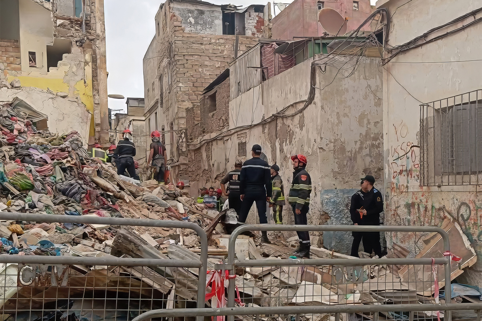 Des éléments de la Protection civile sur le lieu de l'effondrement d'une maison dans l'ancienne médina de Casablanca.