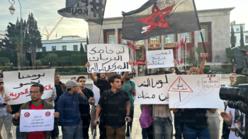 Sit-in devant le Parlement, samedi 18 octobre, des jeunes de la GenZ212. Cr&dit : Salma Hamri/LeDesk.