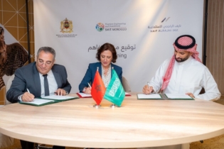 n mémorandum d’entente a été signé entre Fatim-Zahra Ammor, ministre du Tourisme, de l’Artisanat et de l’Économie sociale et solidaire, Imad Barrakad, directeur général de la Société marocaine d’ingénierie touristique (SMIT), et le groupe saoudien Naif Al-Rajhi Investment