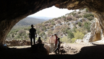 Des chercheurs associés à l'INSAP lors de fouilles menées dans la grotte de Bizmoune.