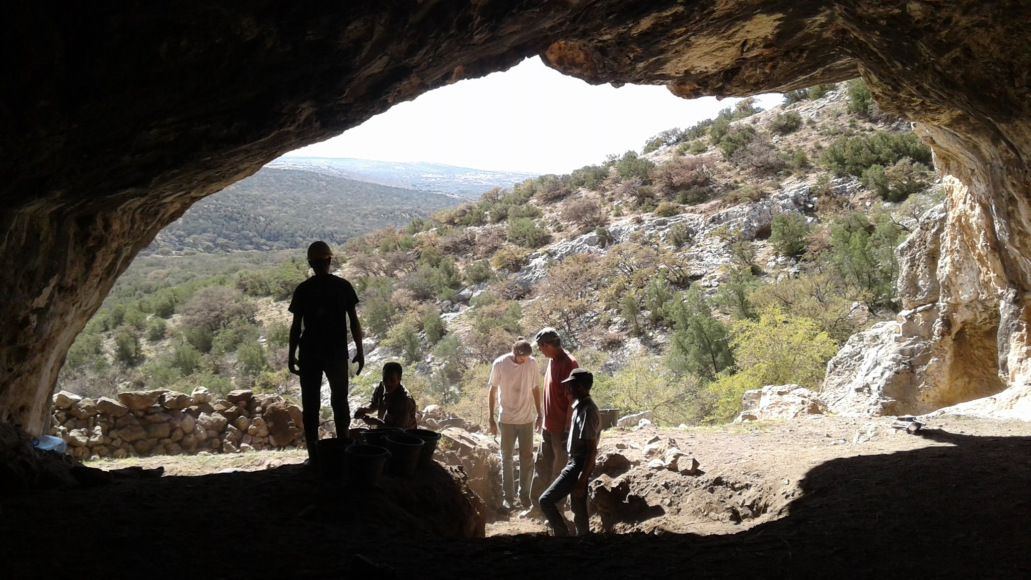 Des chercheurs associés à l'INSAP lors de fouilles menées dans la grotte de Bizmoune.