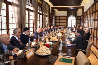 Les conseillers royaux Fouad Ali El Himma, Taieb Fassi Fihri et Omar Azziman, lors de leur réunion avec les chefs des partis représentés au Parlement, au Palais royal de Rabat, le 10 novembre 2025. Crédit : MAP