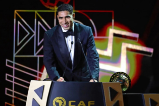 Achraf Hakimi recevant le trophée du Meilleur joueur africain de l'Année aux CAF Awards 2025.