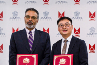 Hasan Al-Alami, directeur général principal pour le Moyen-Orient et l’Afrique chez Jameel Motors, et Hu Yong, directeur général de JMC.