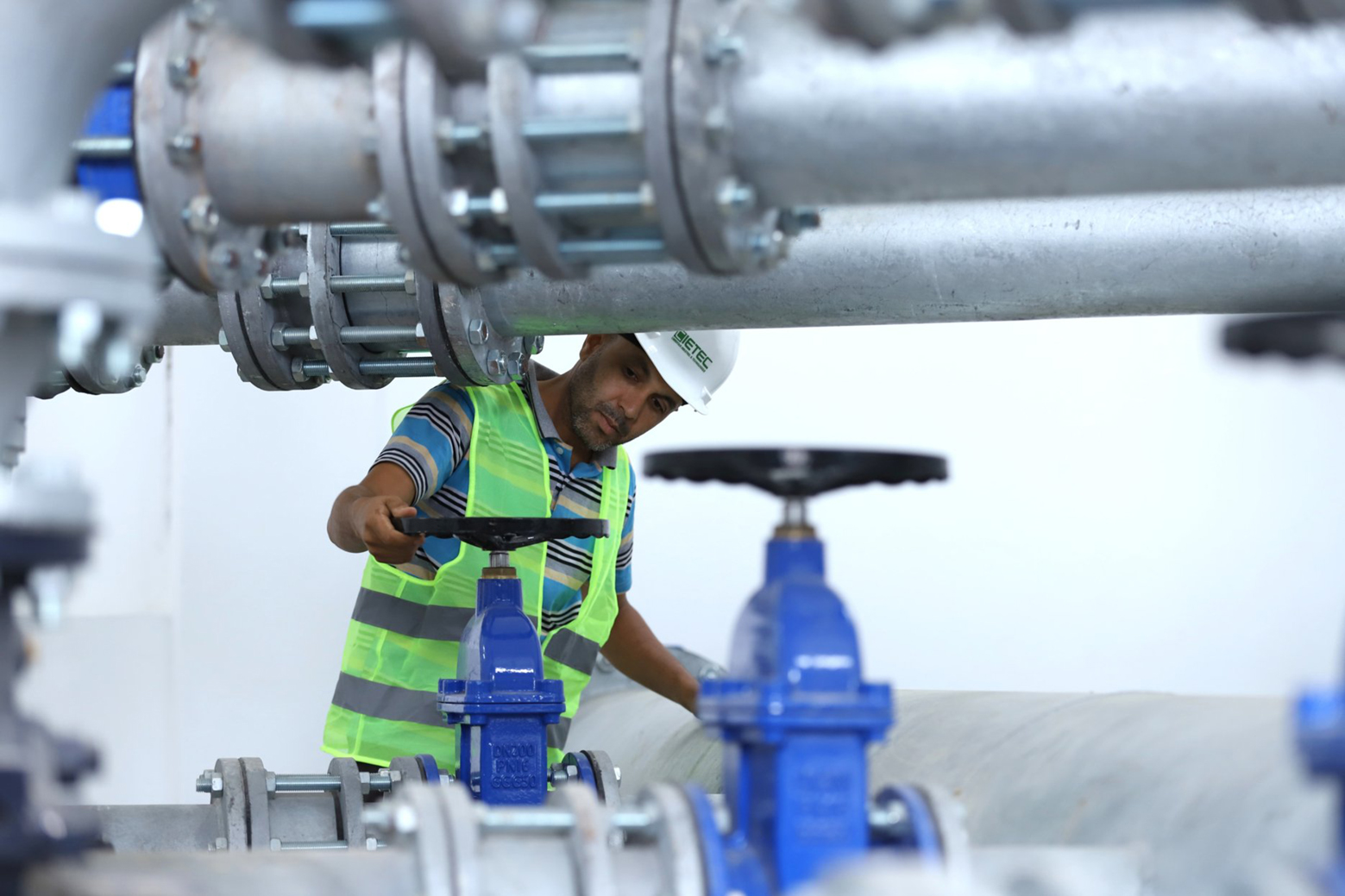 Un opérateur sur le site d'un projet d'approvisionnement en eau potable.