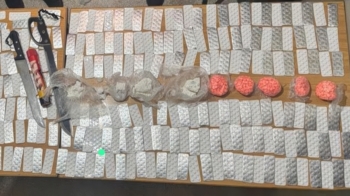 Les comprimés psychotropes et autres drogues saisis par la police à Salé. Crédit : DGSN