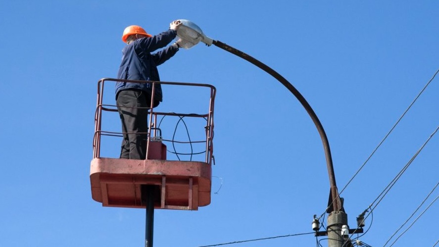 Un opérateur vérifiant les équipements d'éclairage public. Crédit : DR