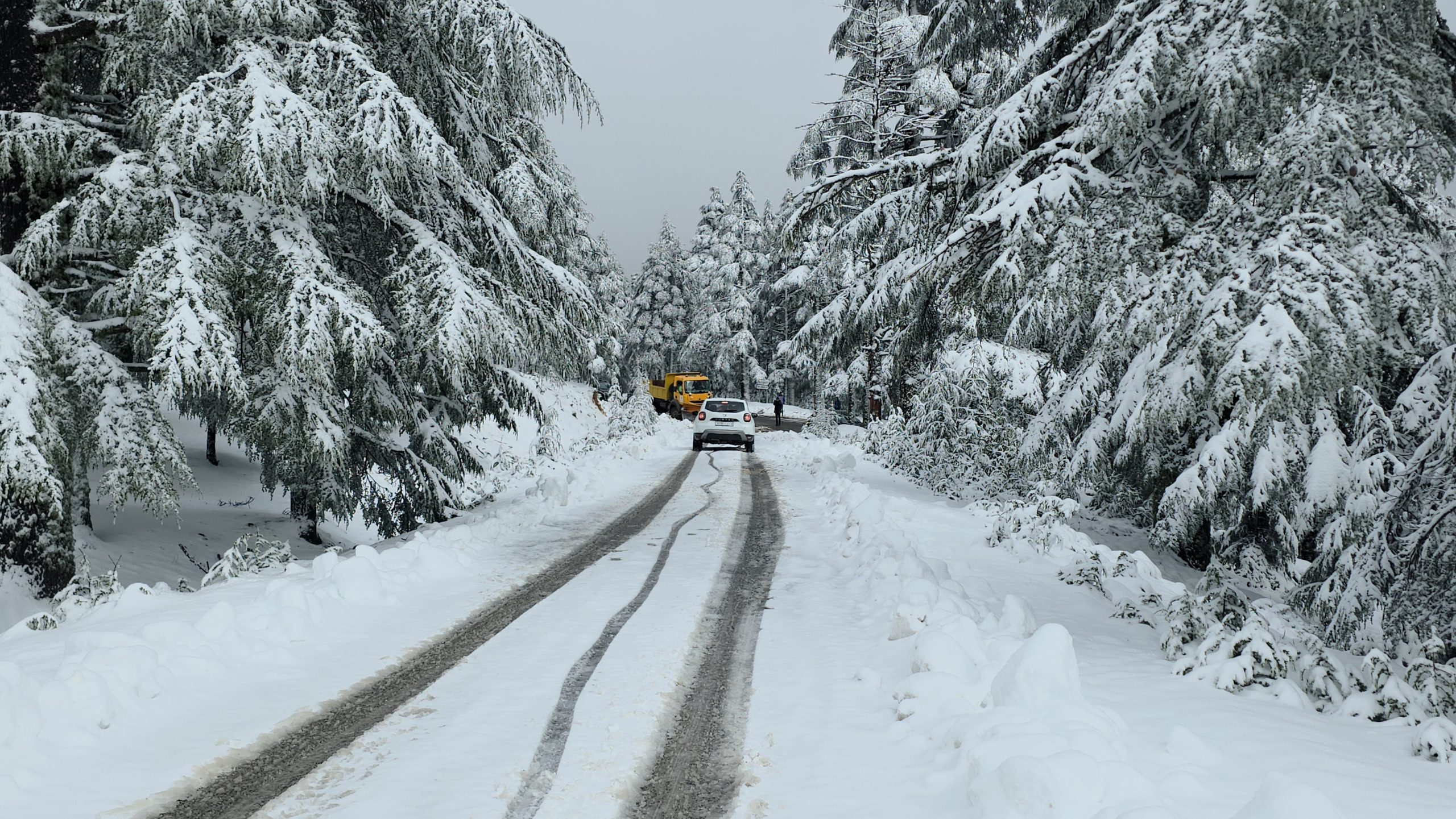 mobilisation continue et intervention rapide pour dégager les routes suite aux chutes de neige