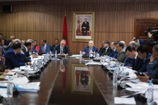 Lors de la réunion de la Commission des finances de la Chambre des conseillers, en présence de Fouzi Lekjaa, ministre délégué chargé du Budget, pour le vote de la première partie du projet de loi de finances 2026, le mardi 3 décembre 2025.