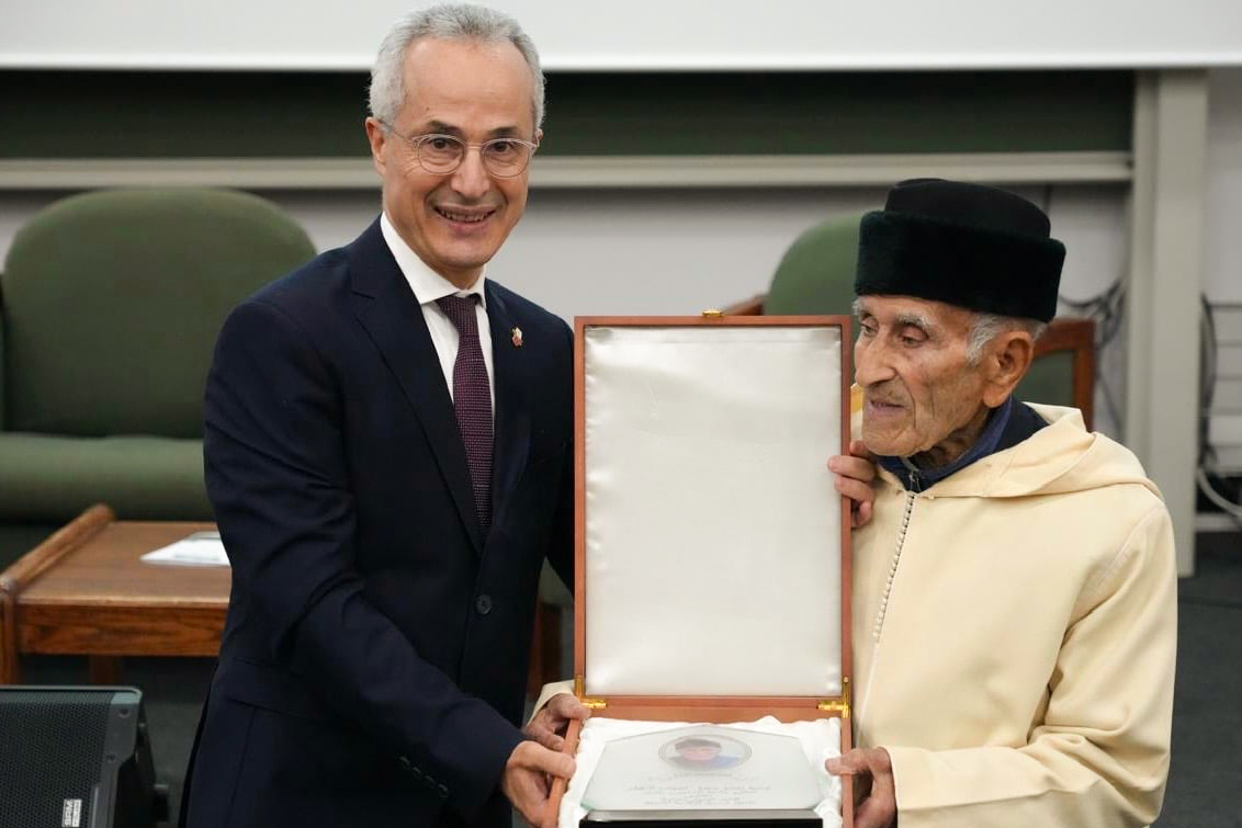 Amine Bensaid, président de l’Université Al Akhawayn, et El Haj Araba, symbole de la résistance.