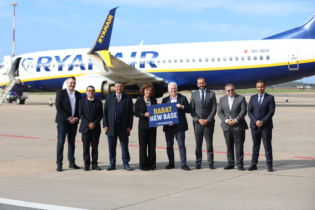 Fatim Zahra Ammor, ministre du Tourisme, de l’Artisanat et de l’Économie sociale et solidaire, aux côtés d'Eddie Wilson, CEO de Ryanair, Achraf Fayda, DG de l’ONMT, et Imad Barrakad, DG de la SMIT, sur le tarmac de l'aéroport de Rabat-Salé.