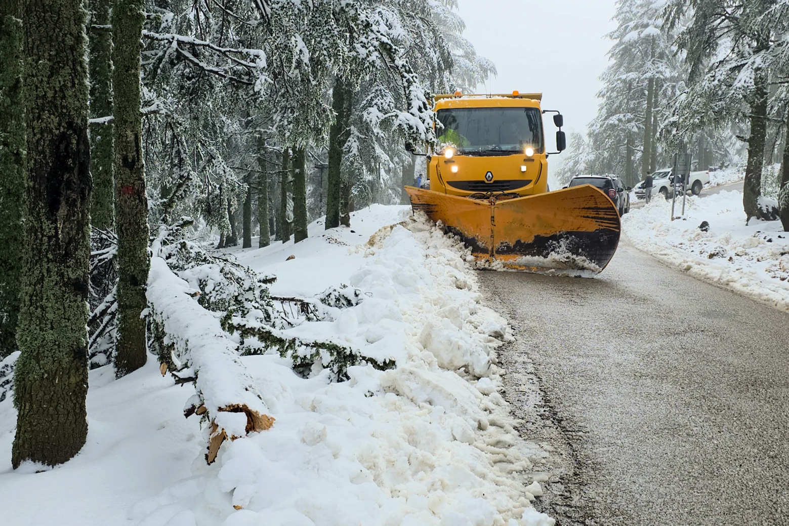 Un chasse-neige intervenant pour dégager une route dans le Haut Atlas.