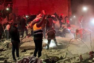 Les éléments de la Protection civile, aidés par des habitants, cherchent des survivants dans les décombres, après l'effondrement de deux immeubles à Fès, dans la nuit du 9 décembre 2025.