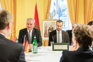 Karim Zidane, ministre délégué auprès du Chef du Gouvernement chargé de l’Investissement, de la Convergence et de l’Évaluation des Politiques Publiques (MICEPP) et Ghali Skalli, directeur général de l'Investissement et du Climat des Affaires lors du roadshow « Morocco Now » en Allemagne.