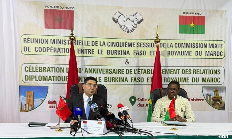 Nasser Bourita, ministre des Affaires étrangères, de la Coopération africaine et des Marocains résidant à l'étranger, et son homologue burkinabé Karamoko Jean Marie Traoré.