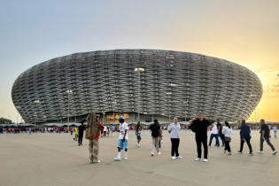 Des supporters devant le stade Prince Moulay Abdellah à Rabat. Crédit : Constance Sade / Le Desk