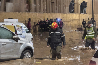 Des éléments de la Protection civile et des Forces auxiliaires déployés à Safi, lors des inondations survenues dans la nuit du 14 décembre 2025. Crédit : AFP.
