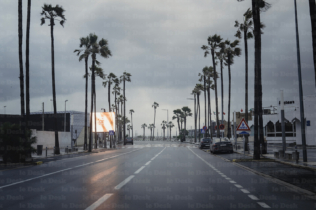 Une route sous la pluie. Crédit : Mustapha Razi / Le Desk
