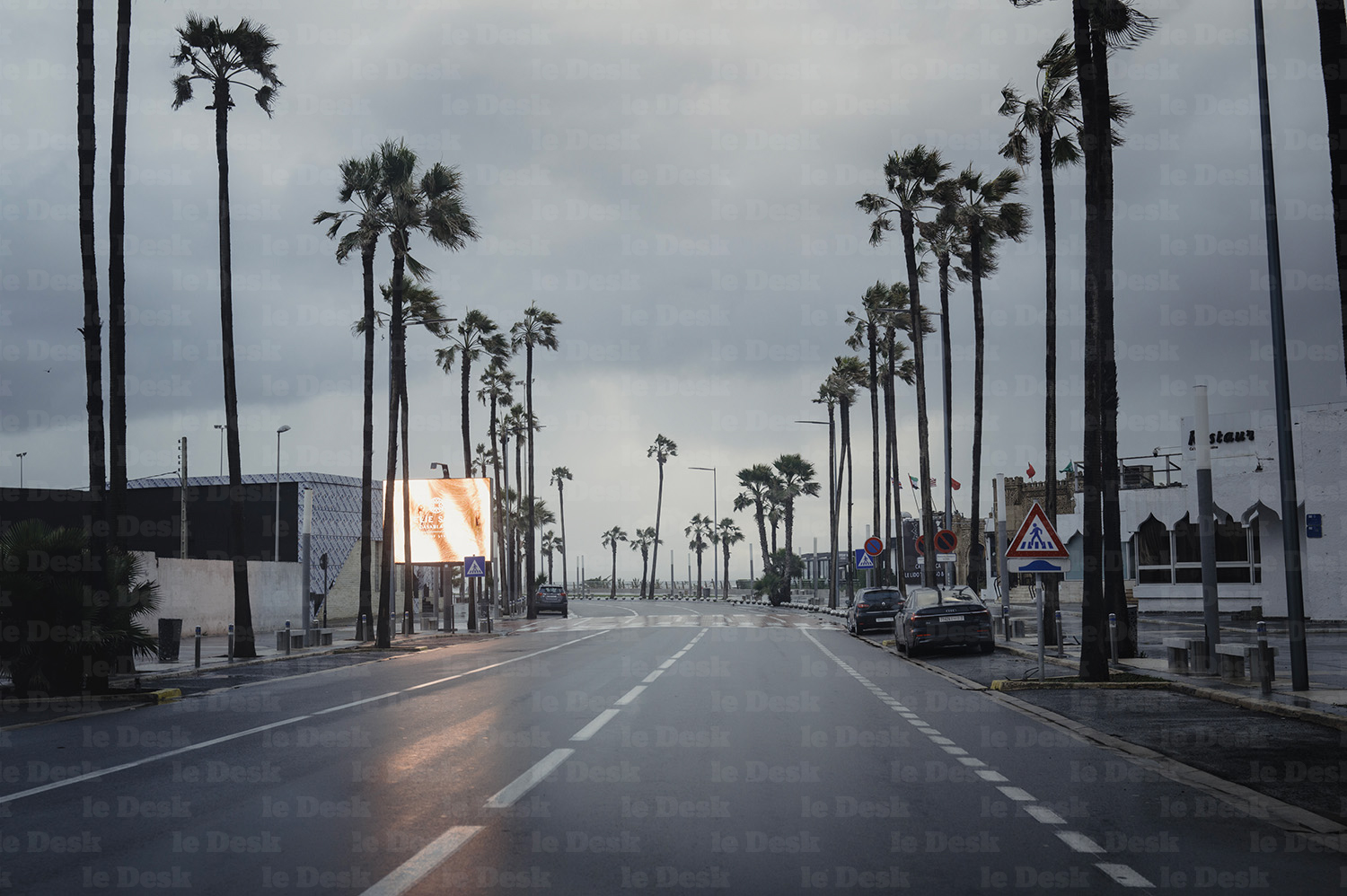 Une route sous la pluie. Crédit : Mustapha Razi / Le Desk