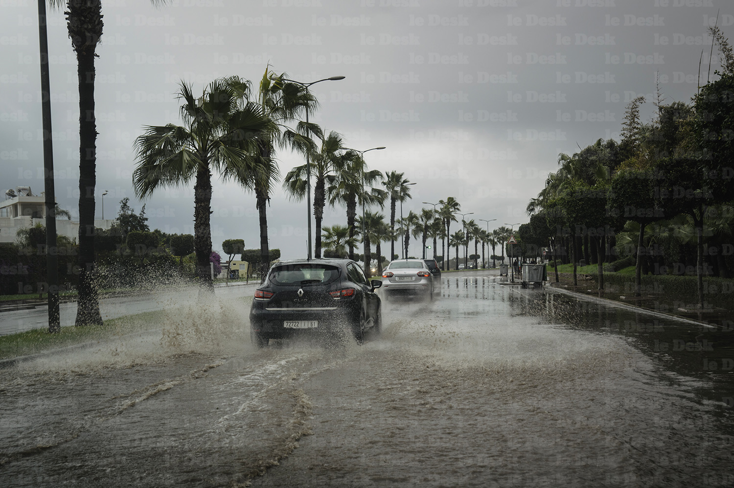 Une route sous la pluie. Crédit : Le Desk
