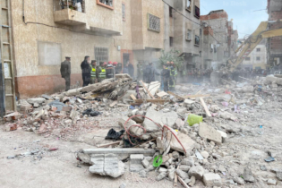 Lors des opérations de déblayage des décombres après l'effondrement de deux immeubles dans le quartier Al Massira, dans la zone Bensouda, à Fès, le 10 décembre 2025.