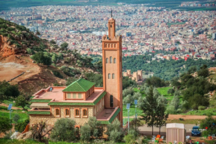 La Mosquée Mohammed VI, surplombant la ville de Béni Mellal. Crédit : DR