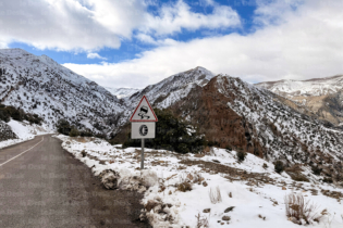 Une route de montagne enneigée dans la région Drâa-Tafilalet.