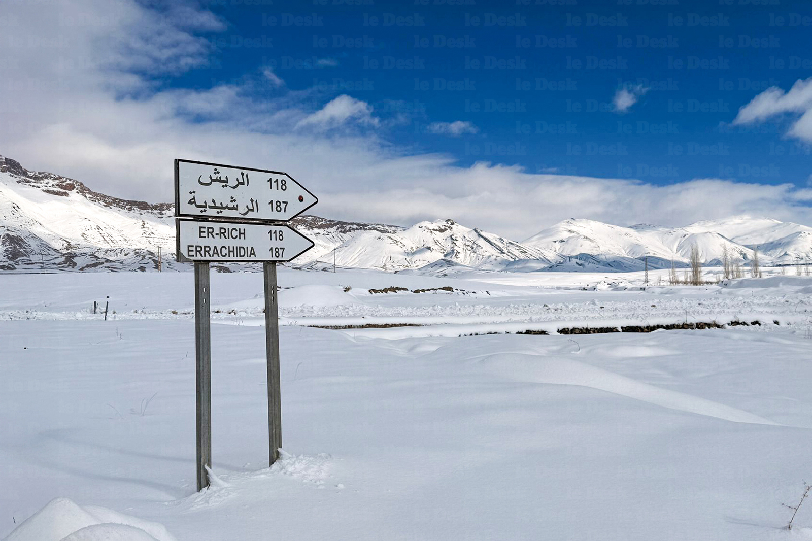 Une route de montagne enneigée dans la région Drâa-Tafilalet.