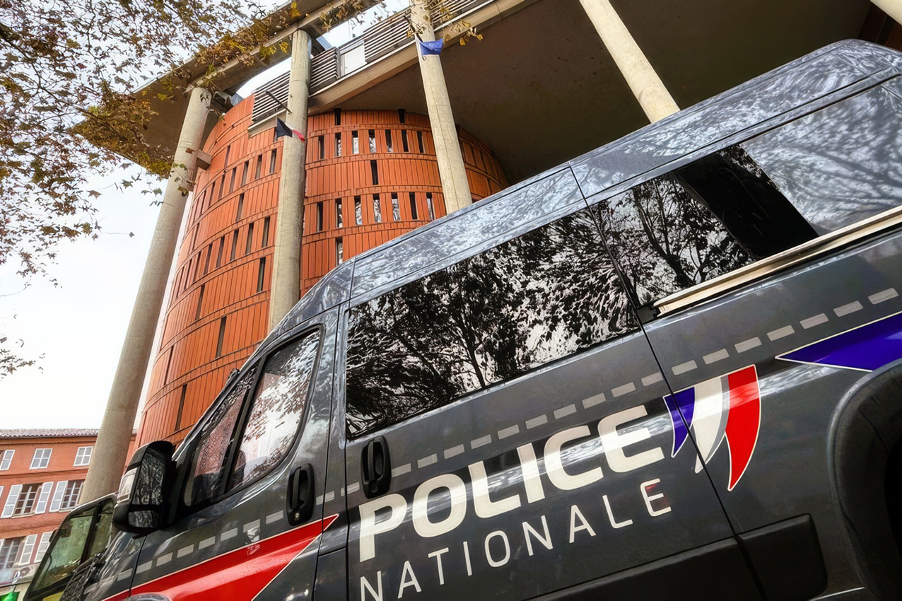 Un véhicule de la Police nationale française stationné devant le Palais de justice de Toulouse, en France.