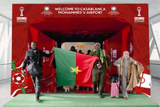 Des supporters burkinabés arrivant à l'aéroport Mohammed V de Casablanca, à l'occasion de la Coupe d'Afrique des nations (CAN) 2025.